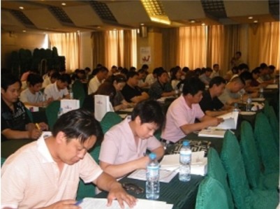 20090619172233客戶認(rèn)真聆聽(tīng)，并用筆記載著這精彩的內(nèi)容 2